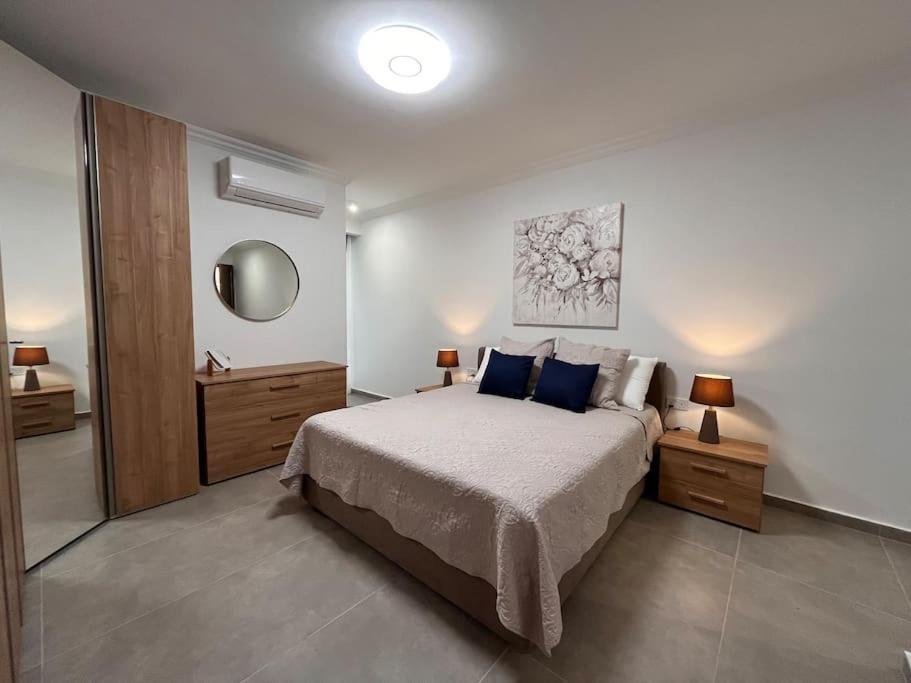 3 Bedroom Seaside Luxury Accommodation - Sleeps 8 St. Paul's Bay Exteriör bild