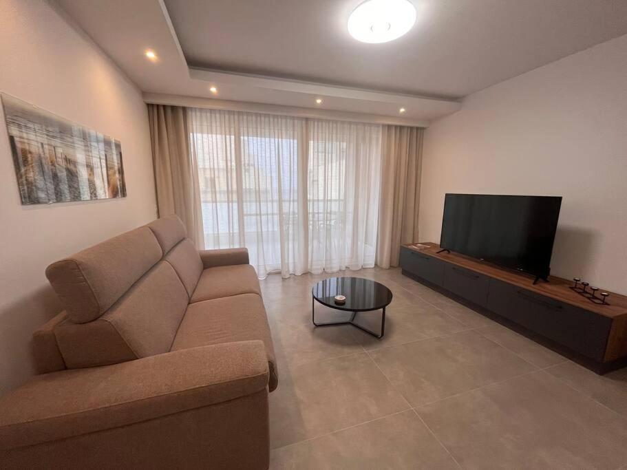 3 Bedroom Seaside Luxury Accommodation - Sleeps 8 St. Paul's Bay Exteriör bild
