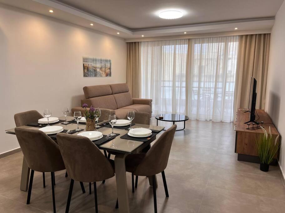 3 Bedroom Seaside Luxury Accommodation - Sleeps 8 St. Paul's Bay Exteriör bild
