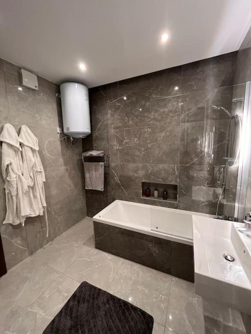 3 Bedroom Seaside Luxury Accommodation - Sleeps 8 St. Paul's Bay Exteriör bild